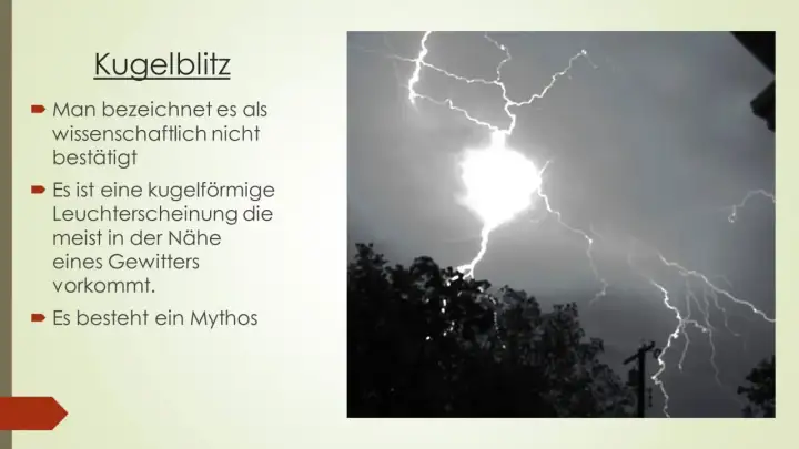 Gewitter mit Blitzen, die zeigen, wie entstehen blitze. Ein kugelförmiger Lichtball, der oft bei Gewittern auftritt.